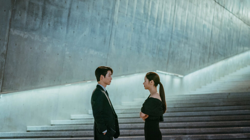 Vincenzo e Hong Cha-Young se encaram na cena final do dorama Vincenzo, simbolizando o encerramento intenso e a conexão entre os protagonistas