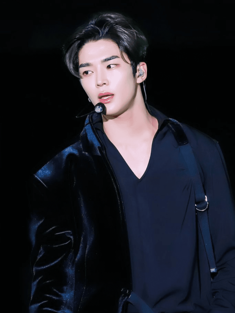 Rowoon, integrante do grupo SF9, performando no palco em sua carreira como idol antes de se destacar como ator em doramas coreanos