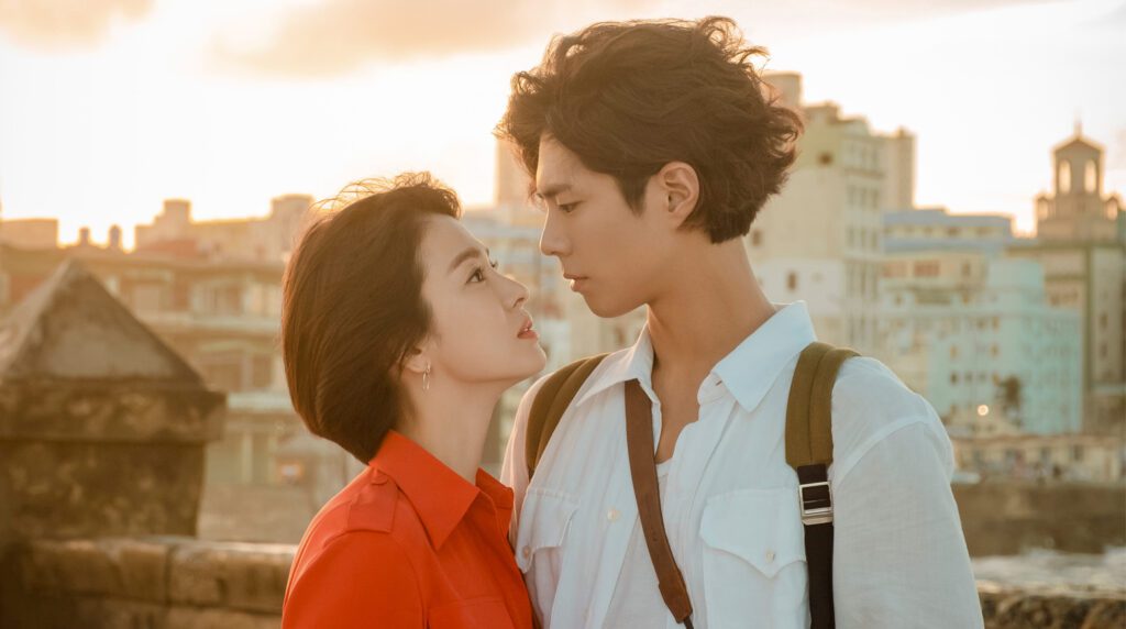 Park Bo-gum e Song Hye-kyo se encaram em um momento romântico ao pôr do sol nas ruas de Havana, no dorama Encounter.