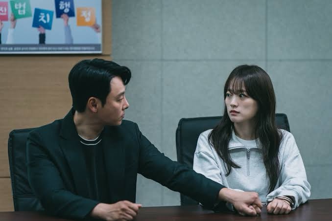 Cena de “Doce Engano” com Lee Ro-Eum e Han Moo-Young juntos. Disponível no Globoplay, o dorama mistura vingança, mistério e drama psicológico com atuações intensas e trama envolvente.