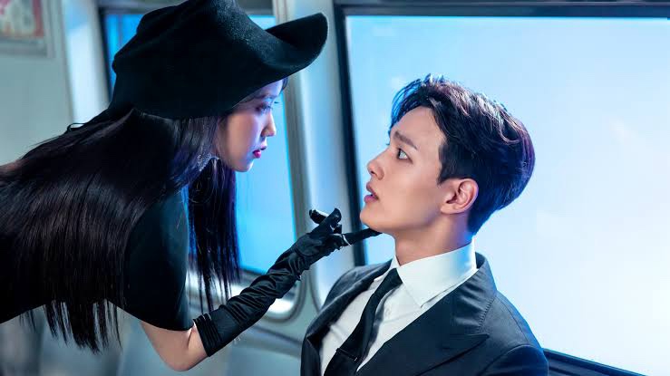 Cena de Hotel Del Luna com os protagonistas em momento dramático dentro do hotel misterioso.