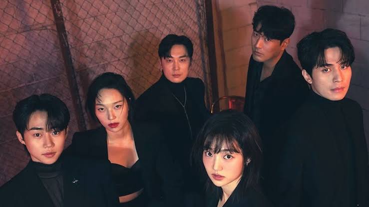Elenco da 1ª temporada de “Loja para Assassinos”, incluindo Kim Hye-jun, Lee Dong-wook e outros atores principais, em imagem promocional.