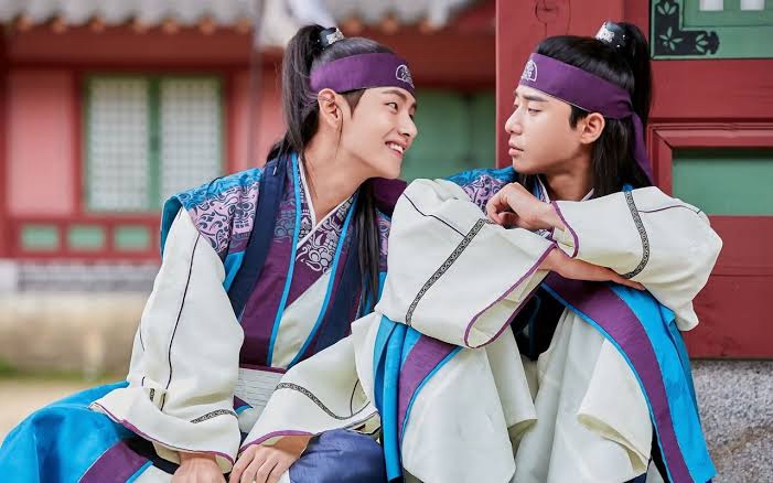 V do BTS e elenco principal em Hwarang, dorama histórico estrelado por idols do K-pop