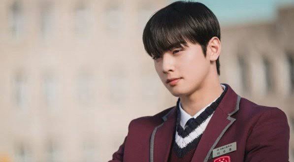 Cha Eun-woo e Moon Ga-young em cena de Beleza Verdadeira, dorama adolescente com idol