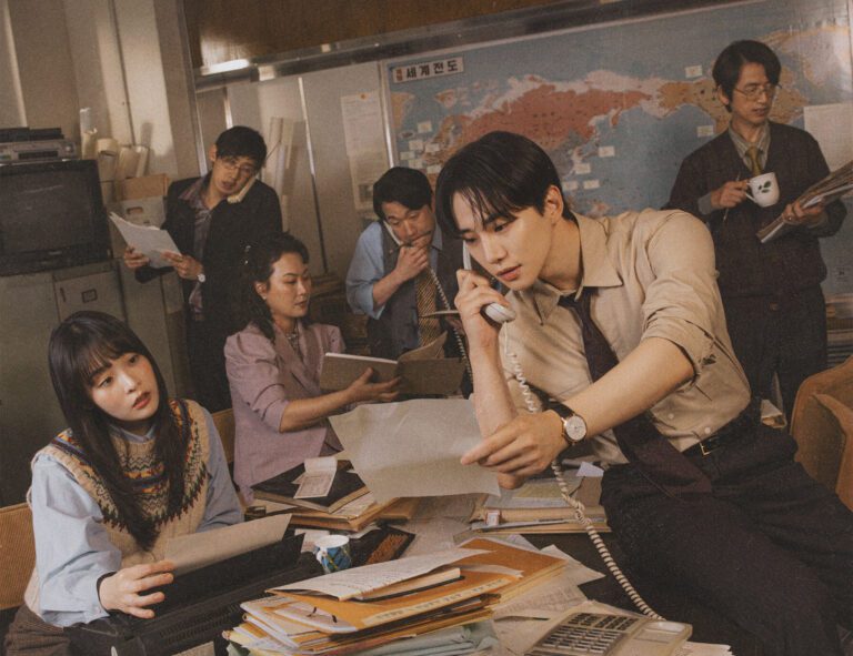 Lee Junho em cena de Typhoon Family mostrando a tensão e desafios da vida corporativa durante a crise financeira.