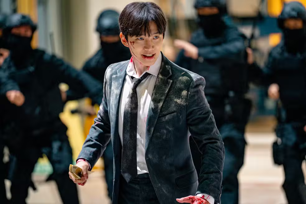 Cena de Lee Junho em ação em Cashero, mostrando todo o charme e talento que conquistou os fãs da série.